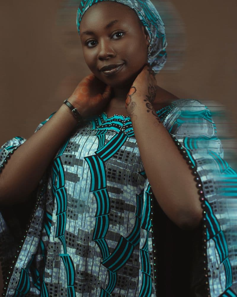 Femme en boubou brodé sur mesure