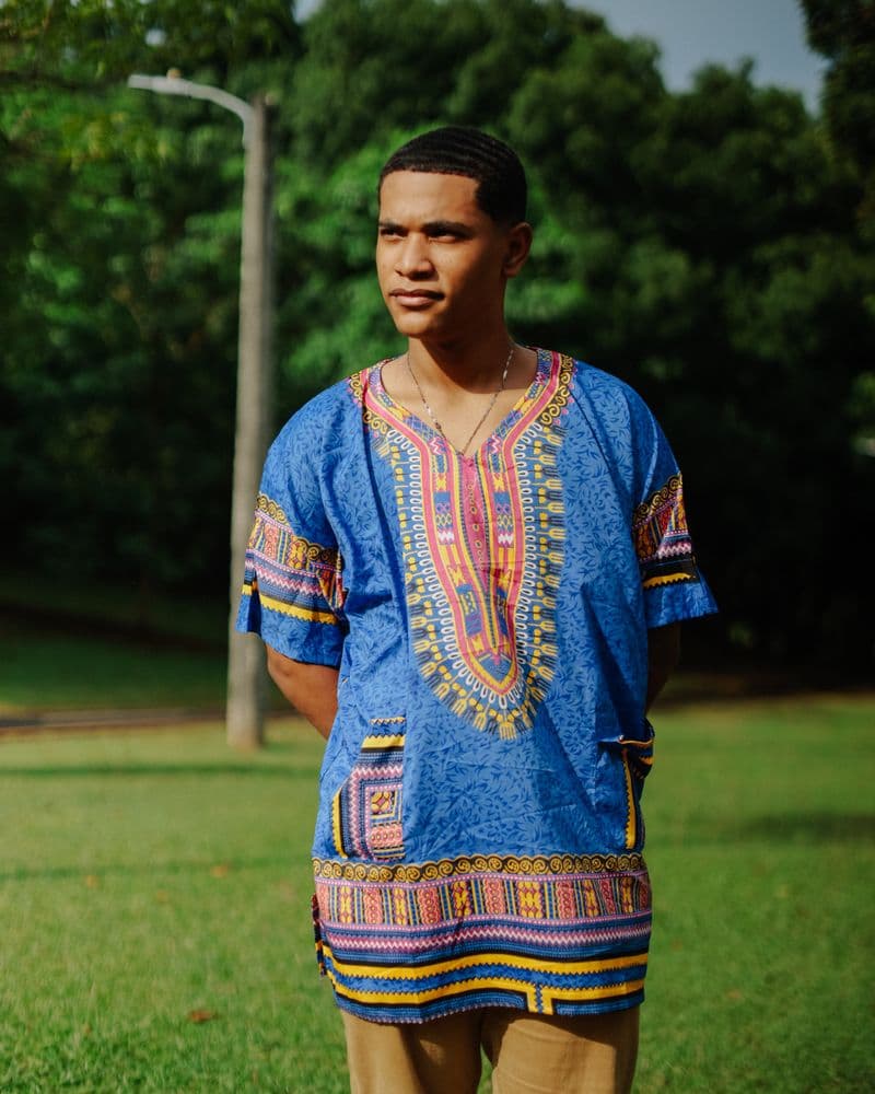 Homme en chemise africaine sur mesure