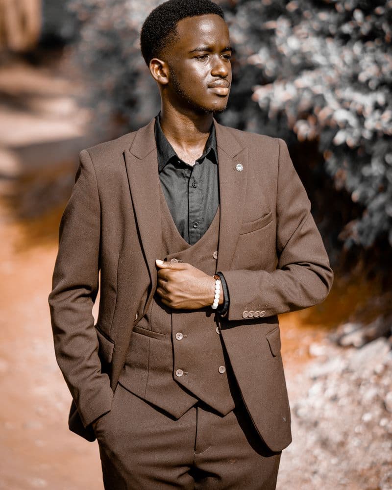 Homme en costume sur mesure